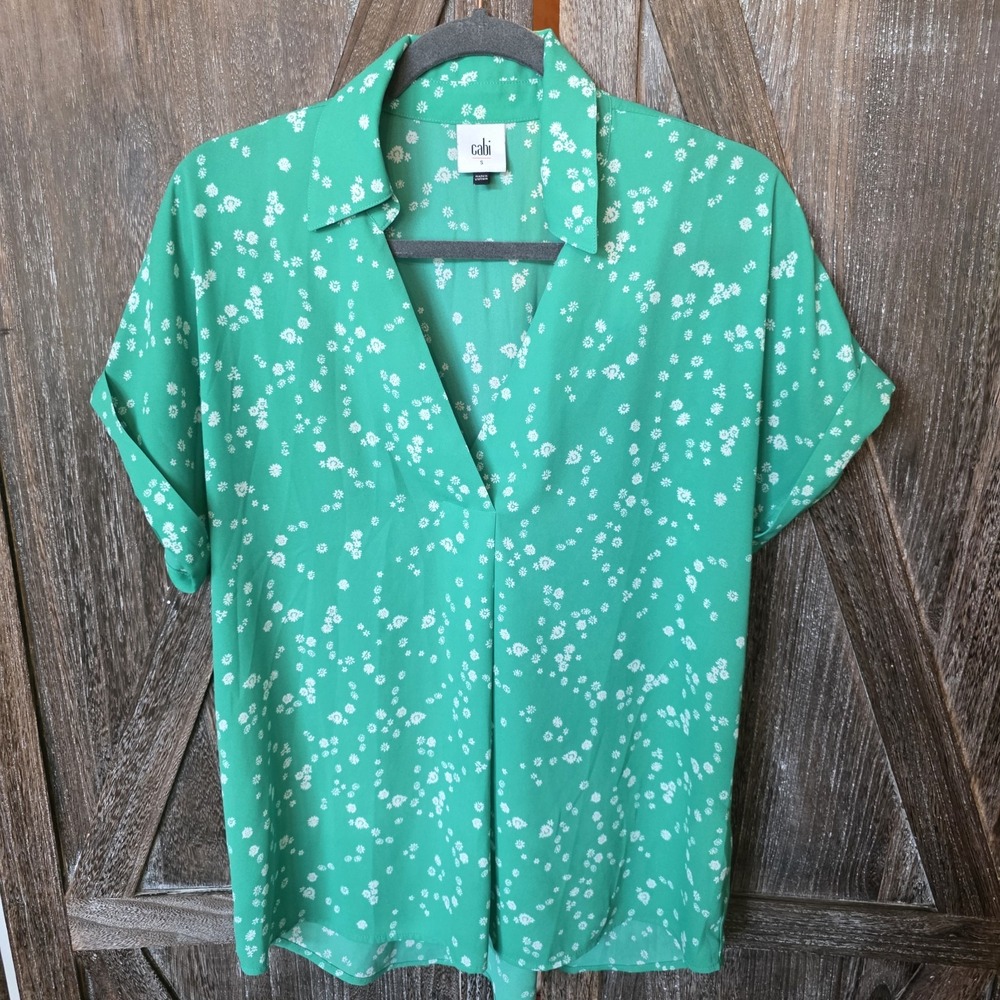 Cabi Shirt Women's Size Small Bright Green with White Flowers Pullover Collared